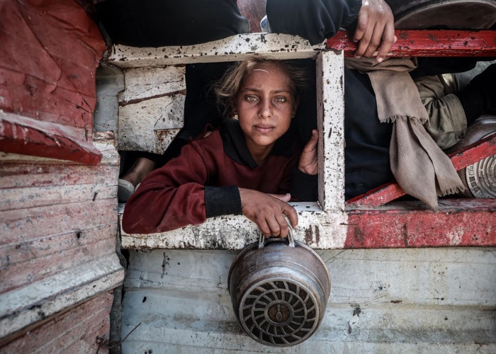 Girl in Palestine, where famine is present, waiting for food.