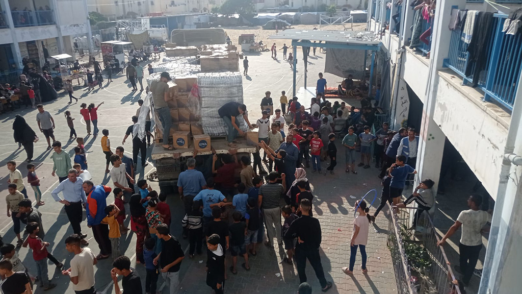 Action Against Hunger's team distribute food in Gaza.