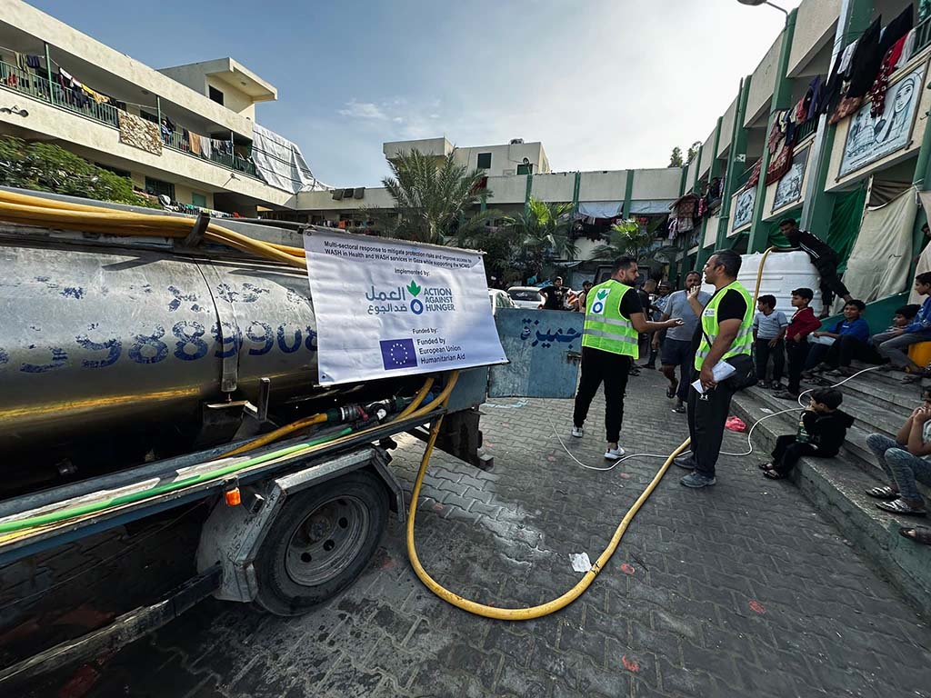 Action Against Hunger's team in Gaza distribute water from a truck.