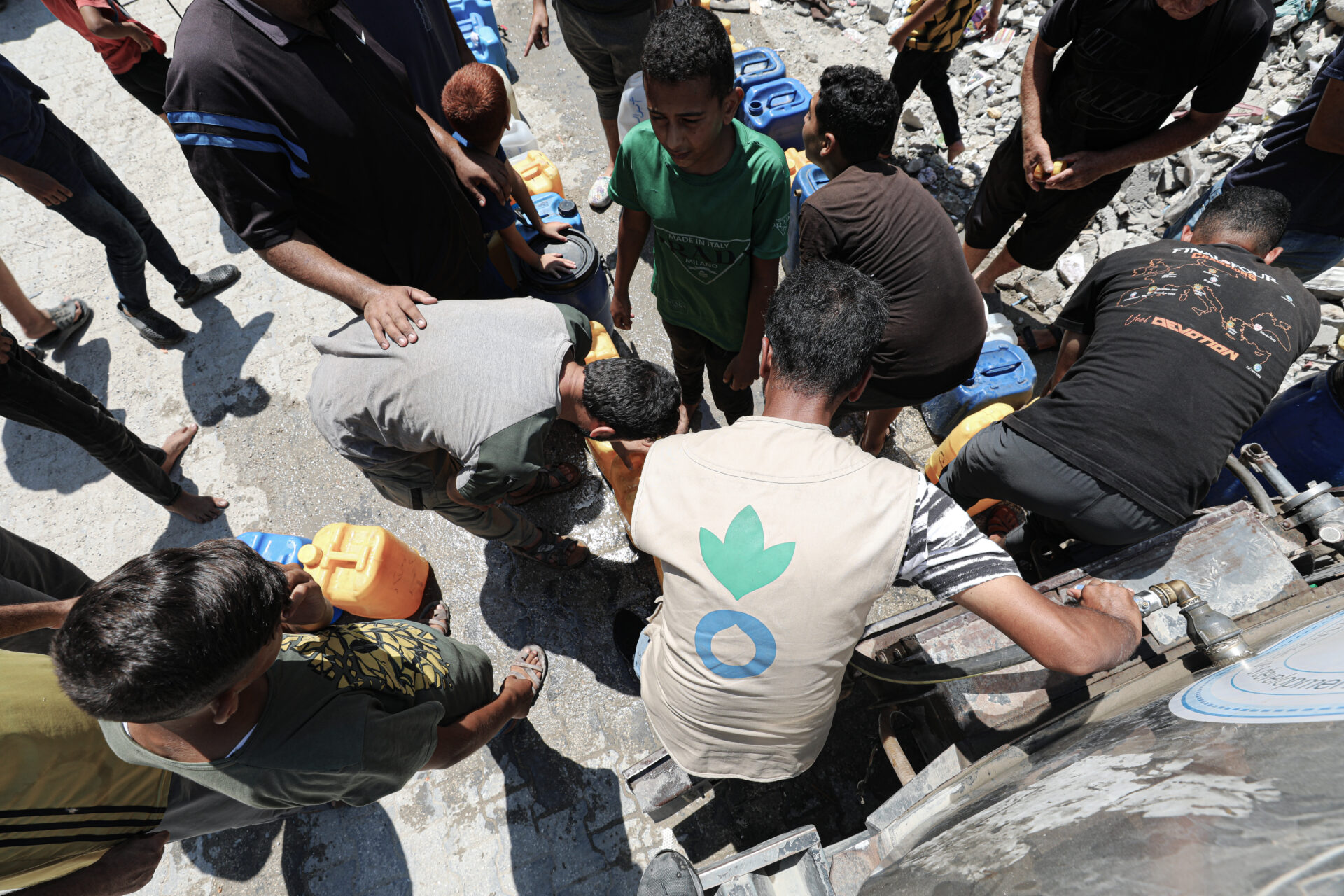 An ACF employee is seen filling water for the residents of northern Gaza, who lack access to clean drinking water.